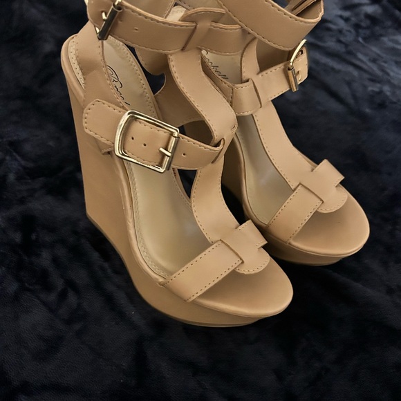 Breckelle’s Nude Wedges - Picture 3 of 6
